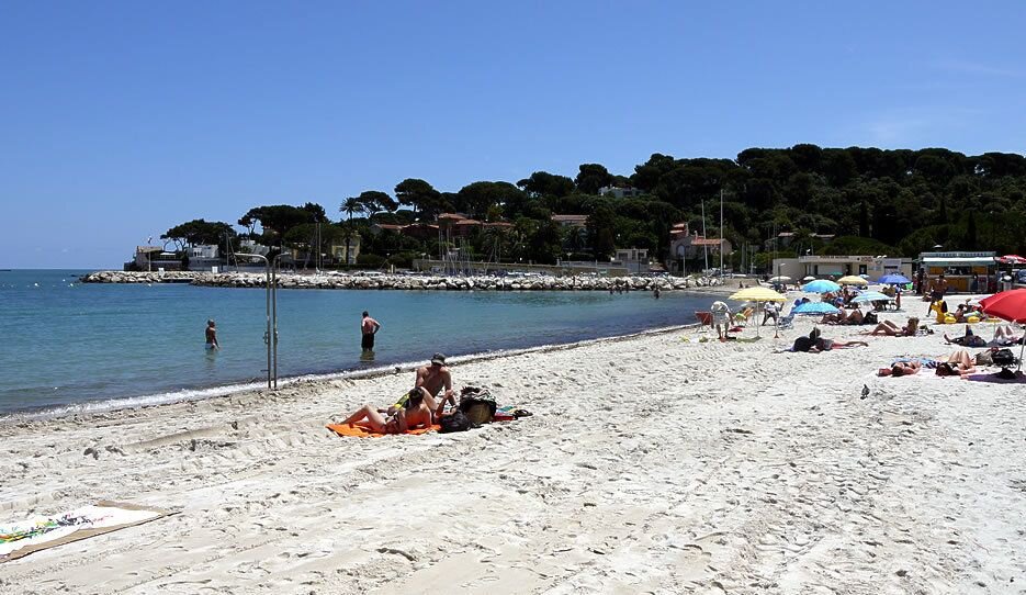 Plage de Salis - Image credit SeeAntibes.com