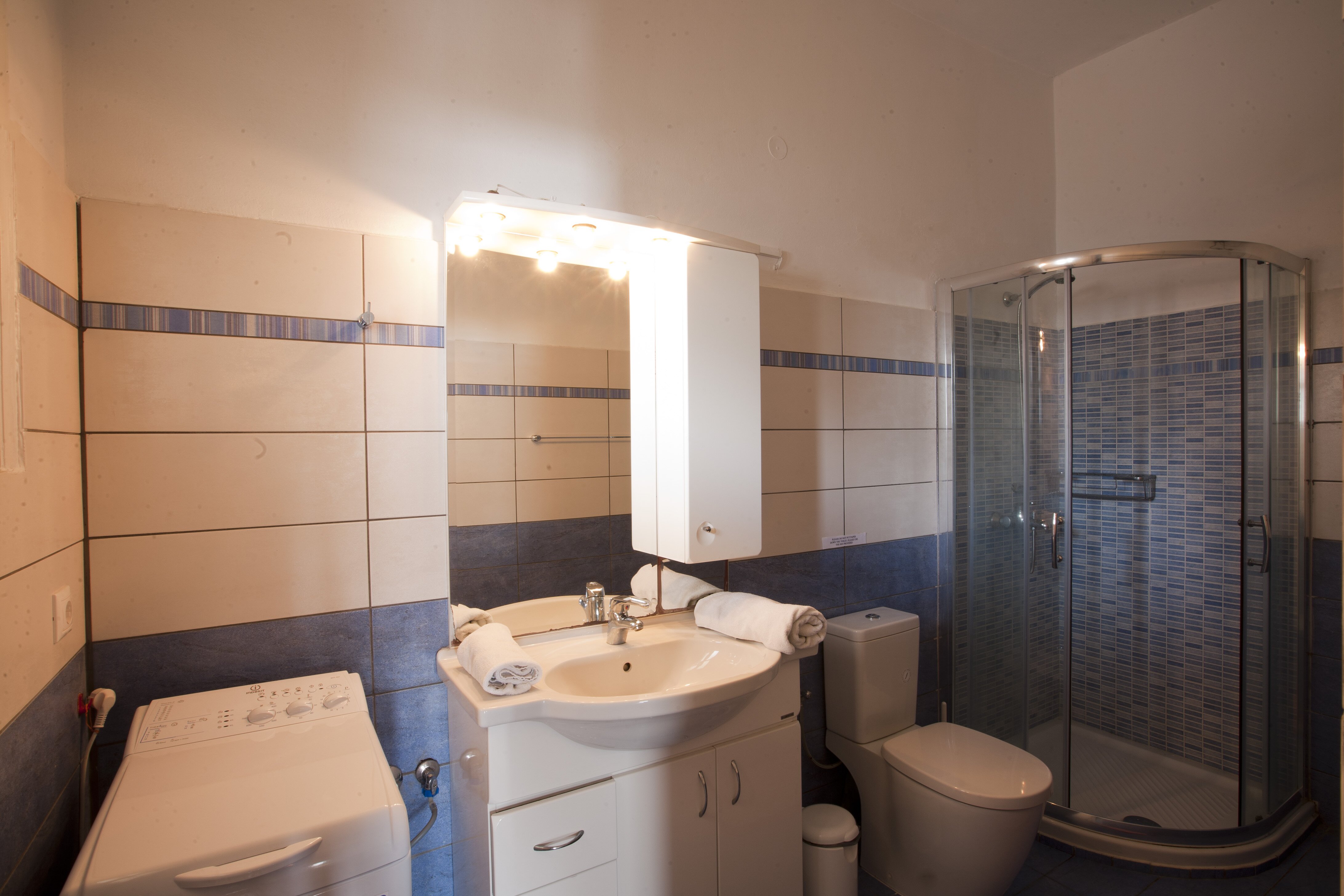 Angela Kasomitria - Image 6