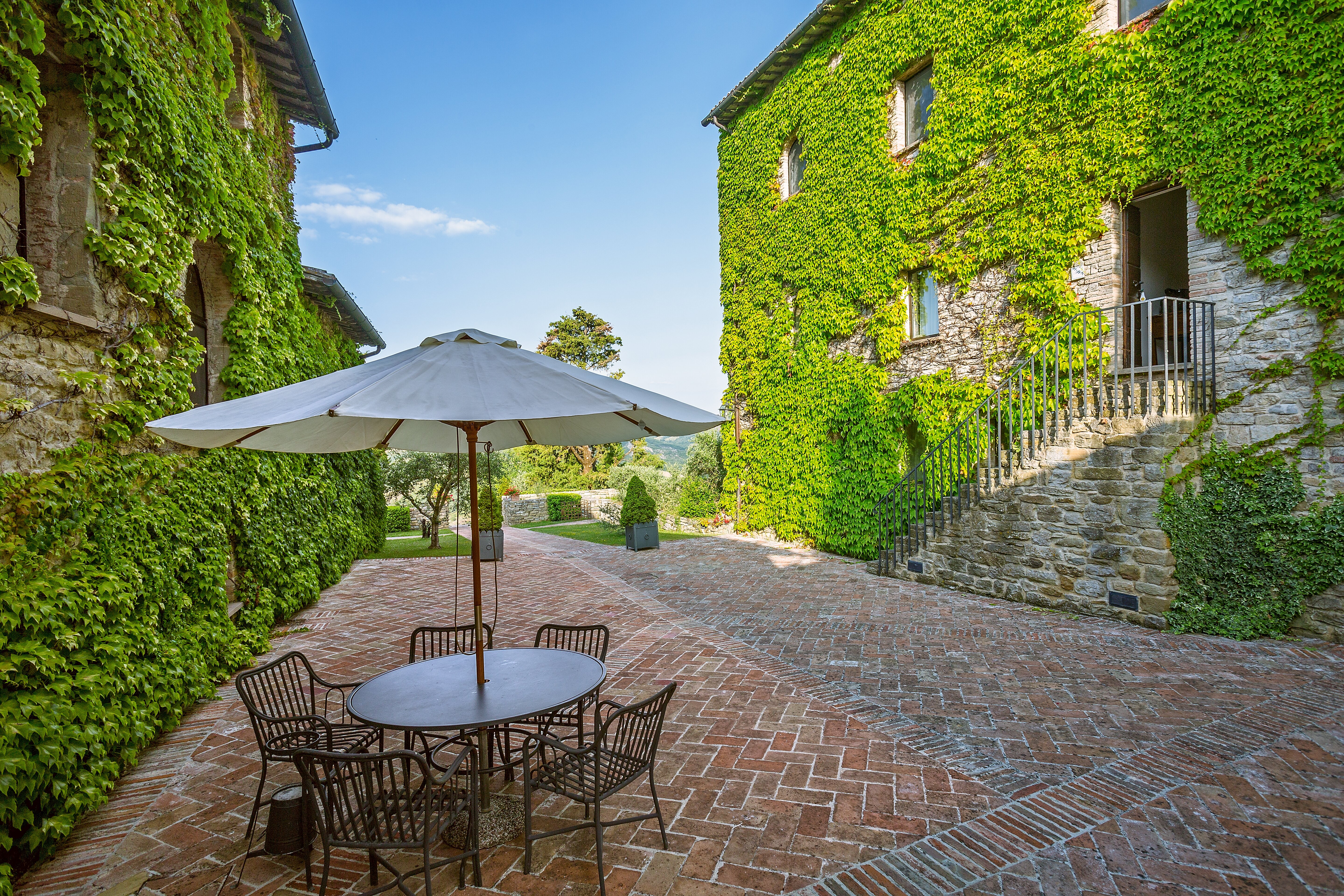 I Cipressi- Borgo Bastia Creti - Image 3