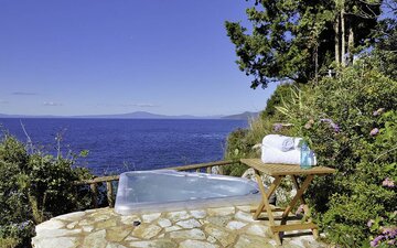 Private outdoor Jacuzzi-2 seats