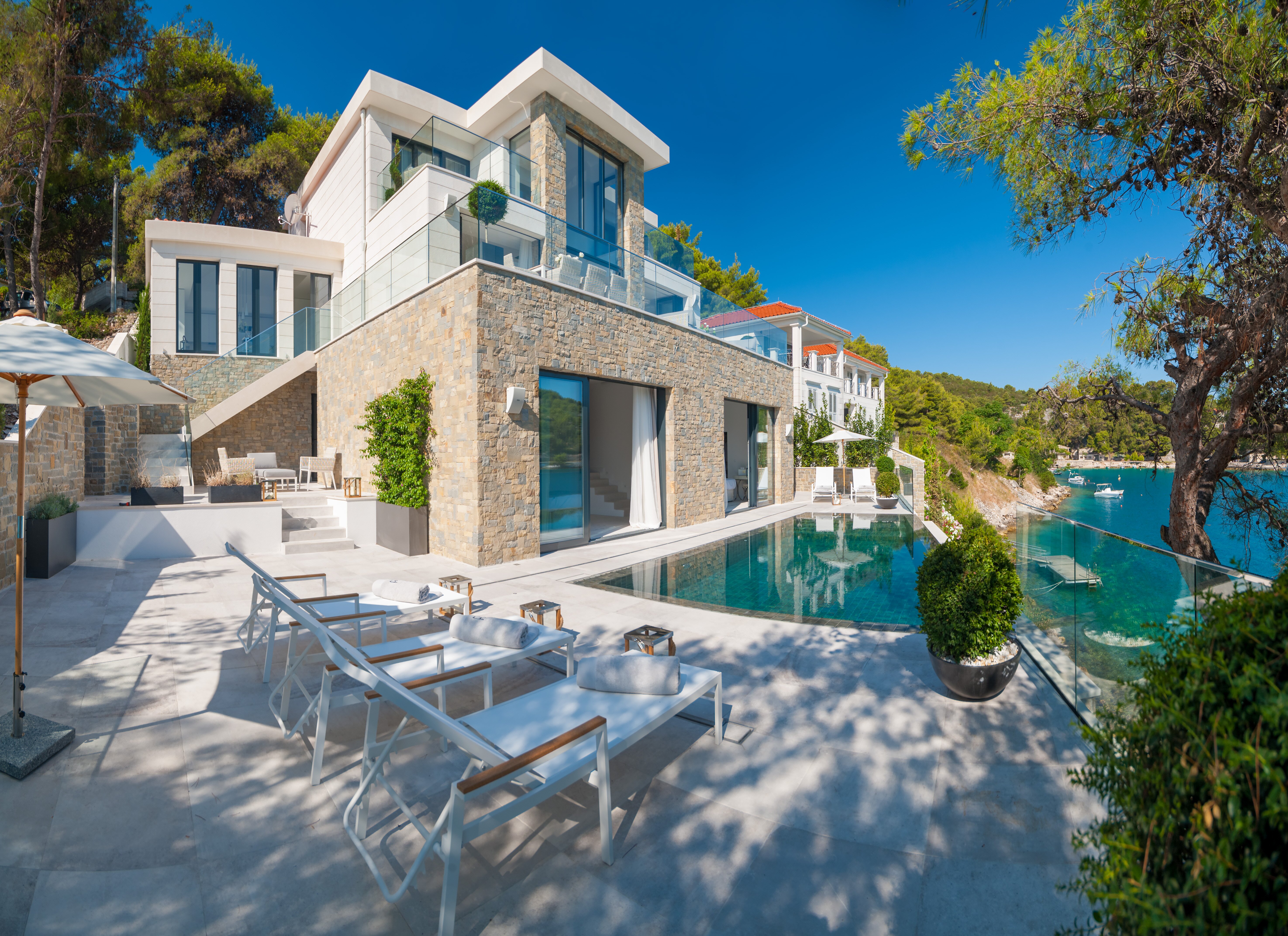 Sumartin Bay House - Image 12