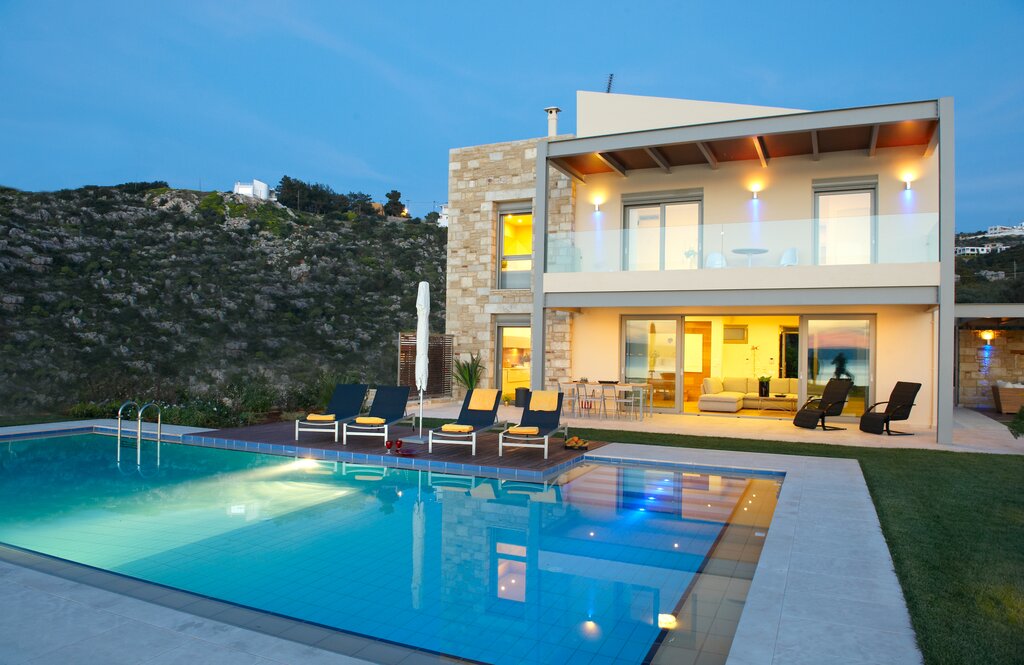 Pool and dining area