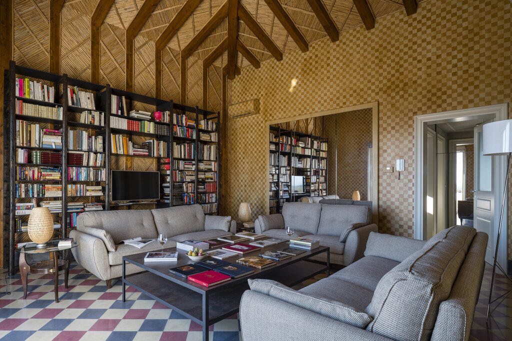 Sitting room with library area