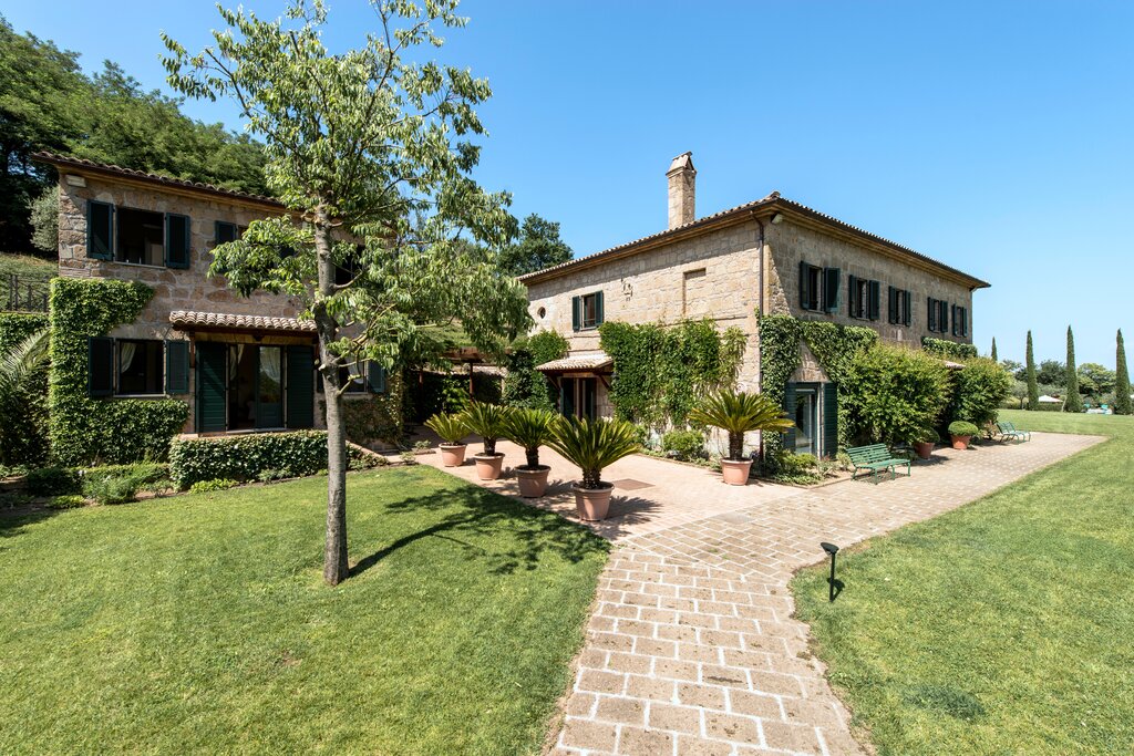 Main house with Annexe to left