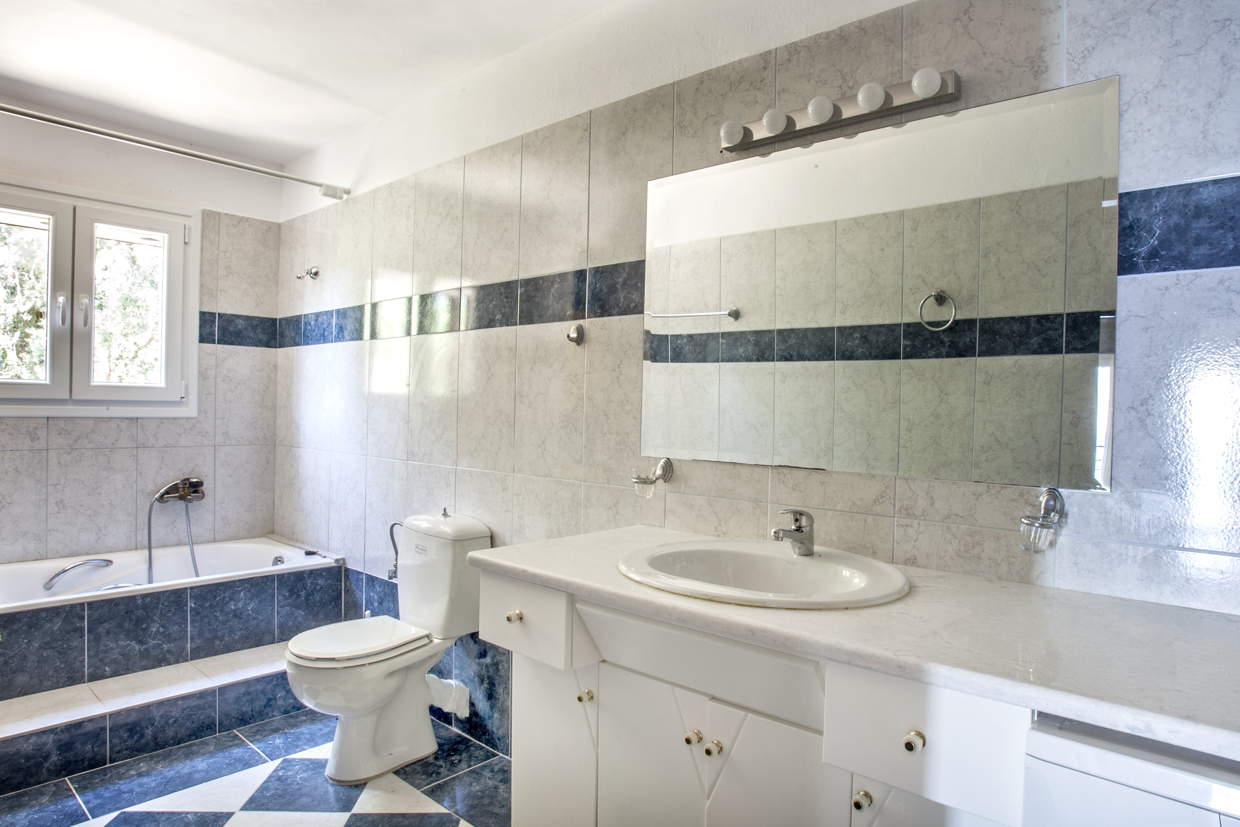 Vigla House - Image 11