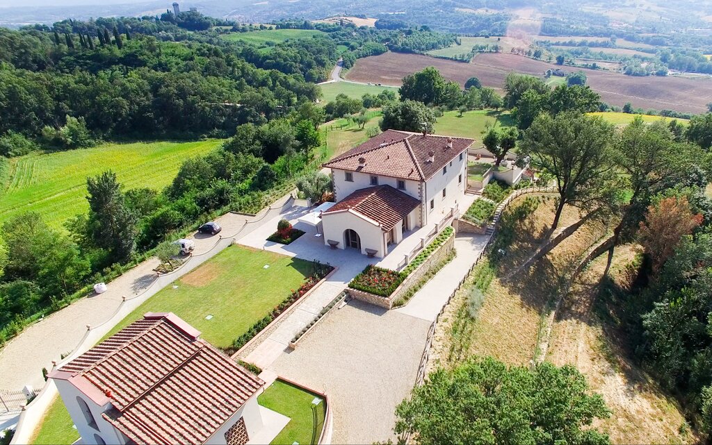 Villa with annexe at the base of the image 