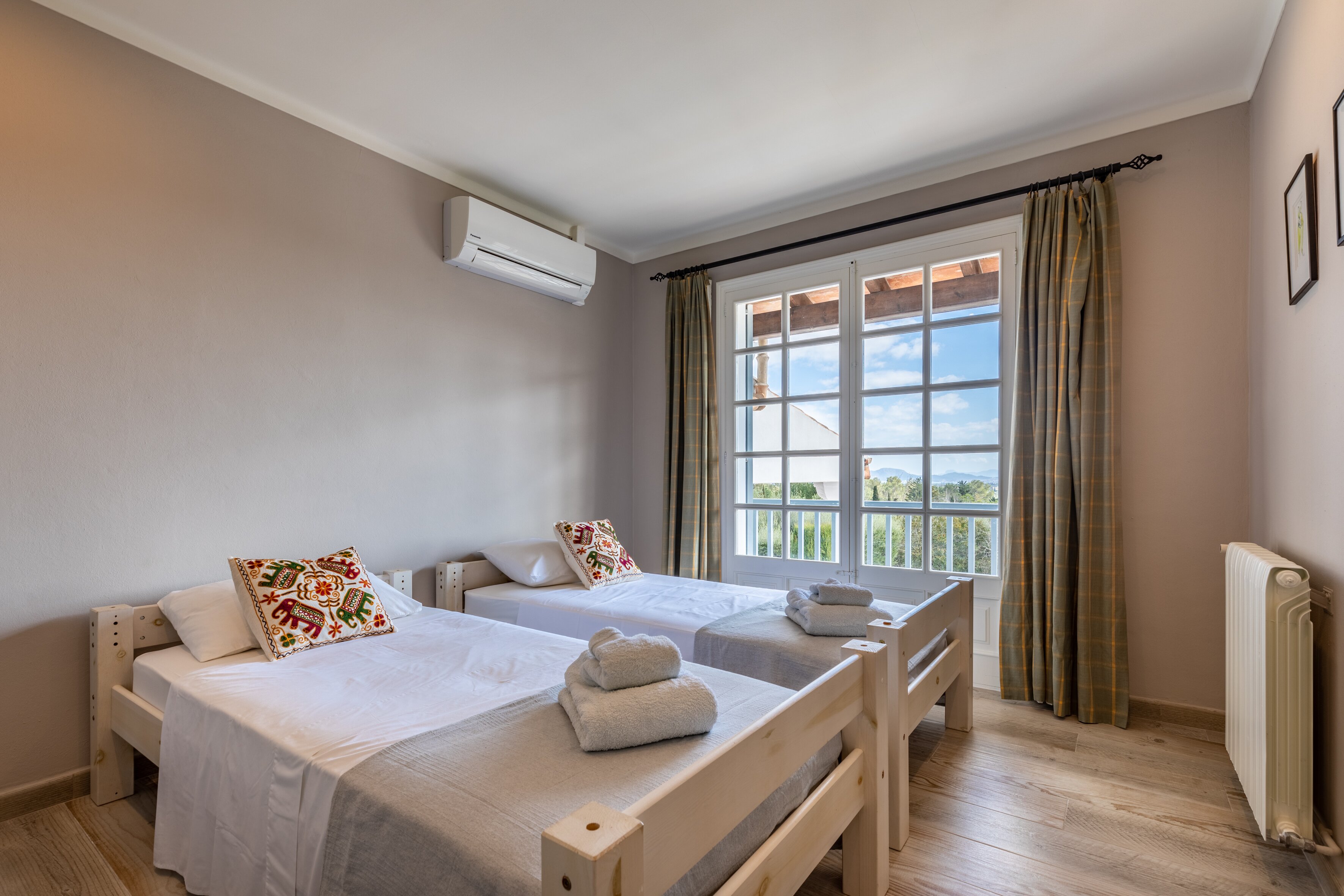 Las Peonias - Image 11