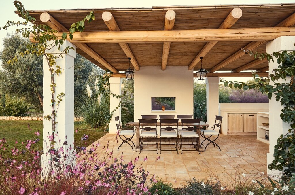 Beautiful planting adjacent to the outdoor kitchen