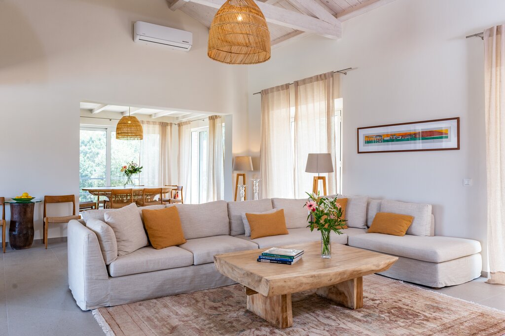 Sitting/dining room