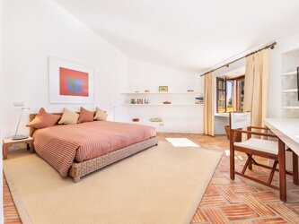 Double bedroom with shower room en suite