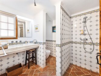 Shower room en suite