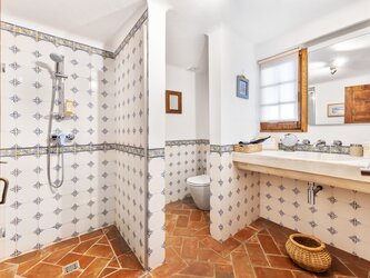 Shower room en suite