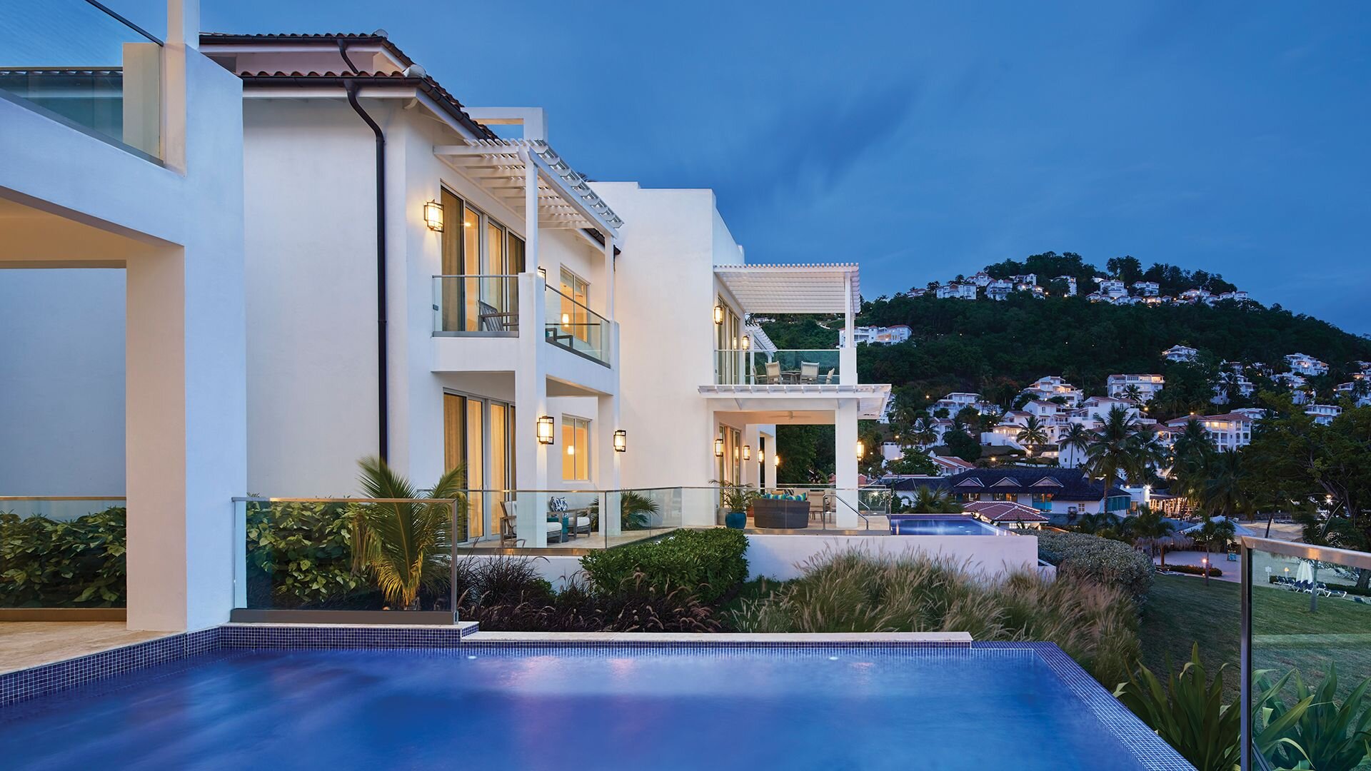 Windjammer Luxury Beachfront Villa - 2BD - Image 7