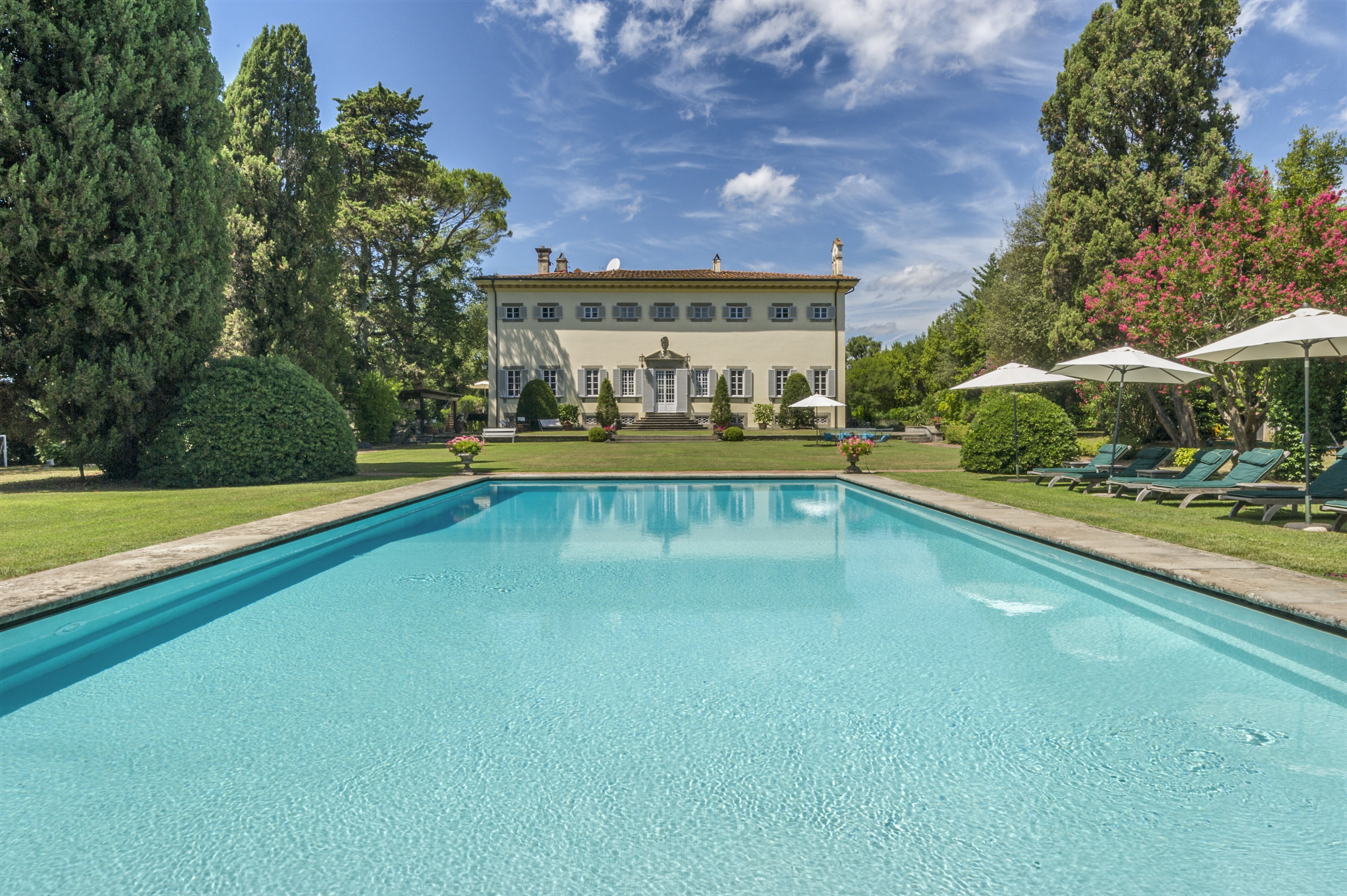 Villa Donati is a stunning country house with a lovely large pool.
