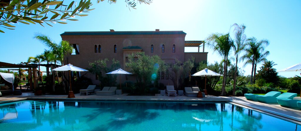Large pool with built-in steps