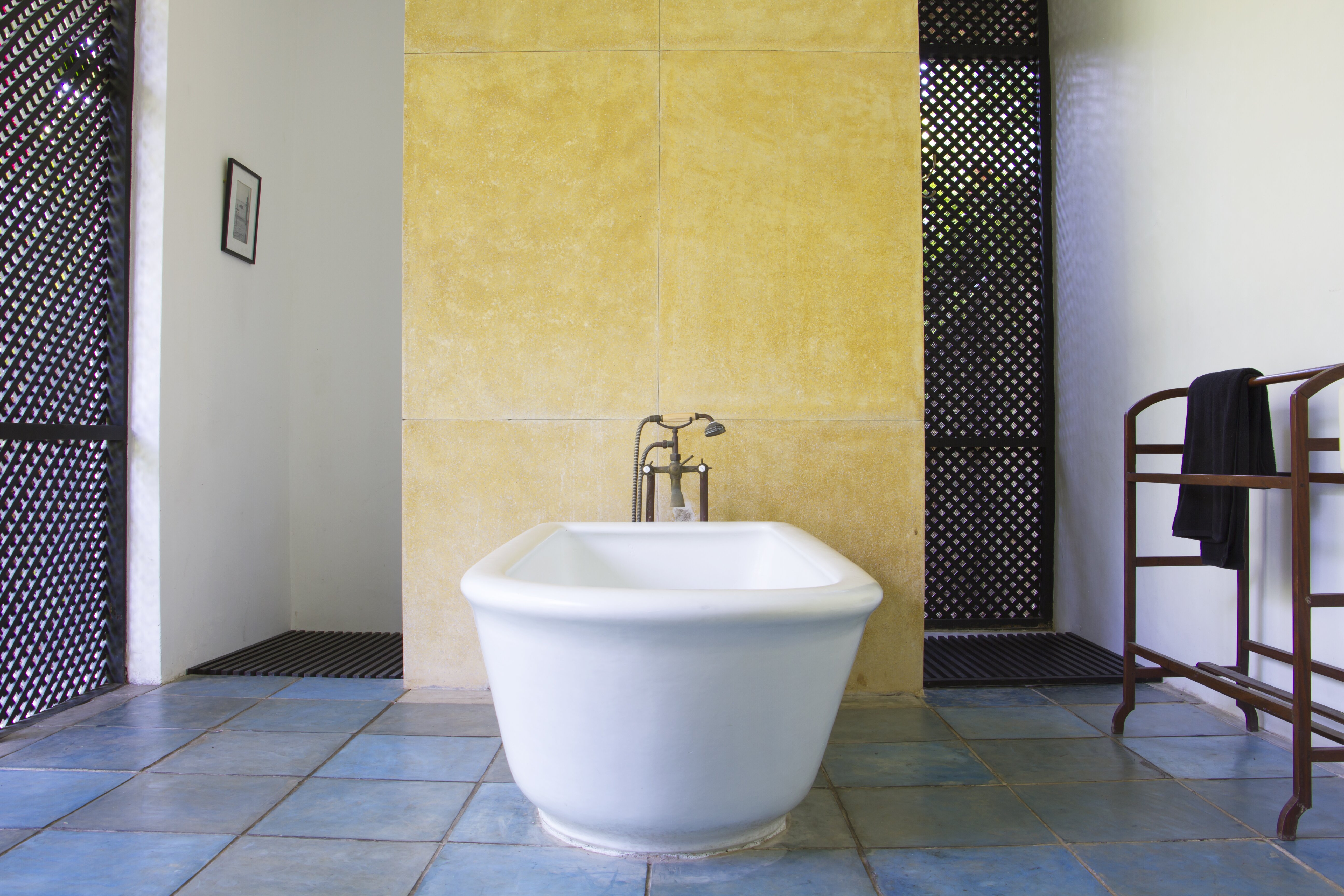 Main House - bathroom with separate shower