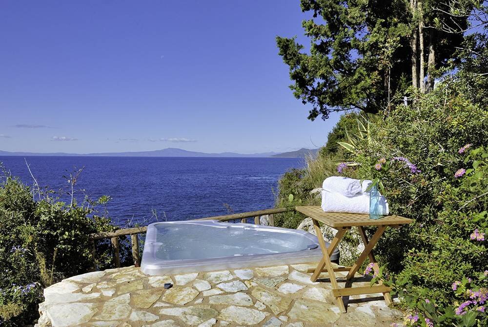 Private outdoor Jacuzzi-2 seats